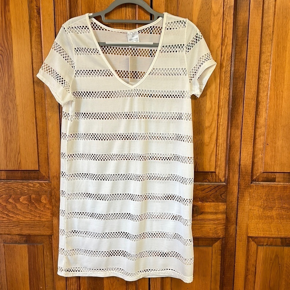 88 Madison White V-Neck Shortsleeve Laser Cutout Swimsuit Coverup Medium NWT